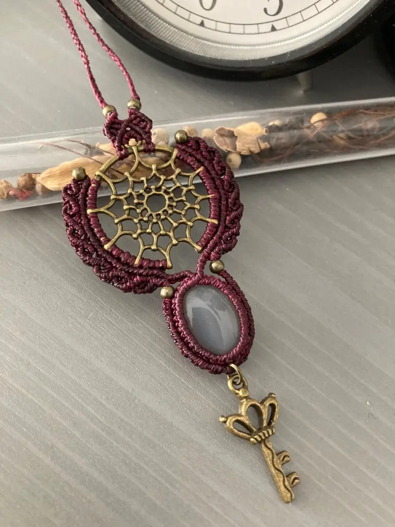Everything but Garlic Makramee Halskette Amulett Medaille