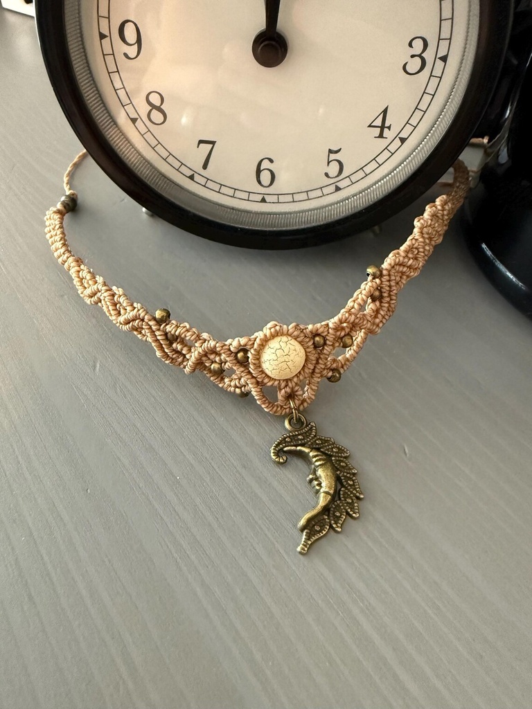 Green Moon Makramee Choker Halskette (Beige)